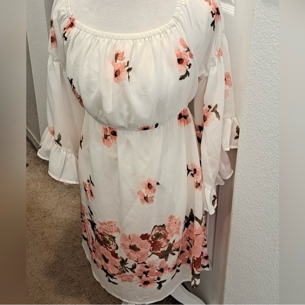 Chic Floral Blouse in White and Pink